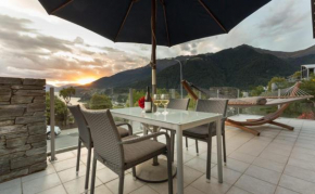 Luxury on Belfast- Free Parking- Gas Fire- BBQ- AC, Queenstown